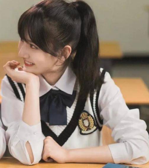 同样是穿校服:躲过了郑爽,逃过了热巴,却被宋祖儿缠住!