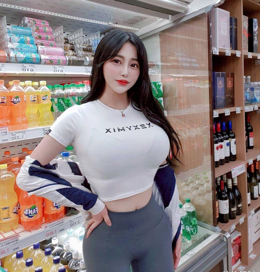 身材超棒的韩国女主播,穿紧身小短裙超性感