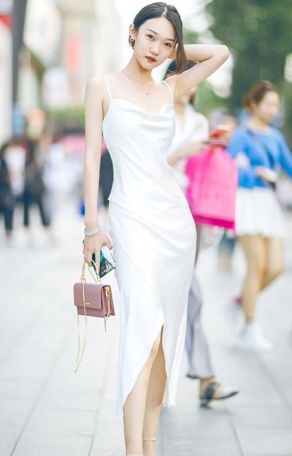 街拍,美女选择了一条白色真丝吊带长裙,非常的时髦吸睛_时尚_风格