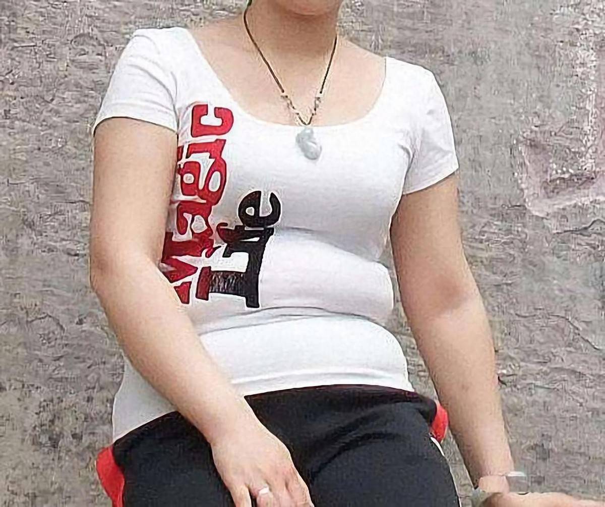 那么只要有一点点弯腰驼背的迹象,就避免不了低垂的胸部和肚腩上的