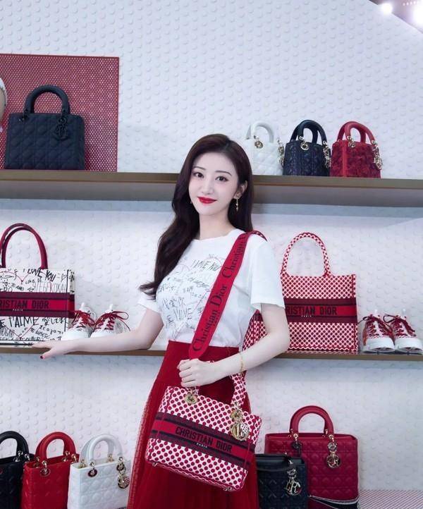 baby景甜罕见同台,差一岁真实状态完全不一样,baby法令纹太显老_身材