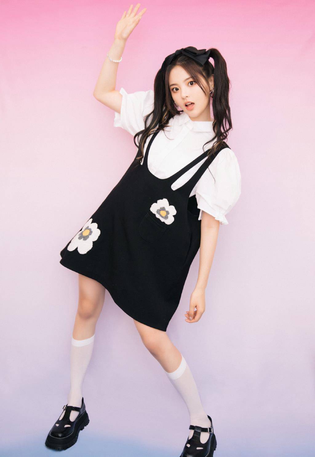 杨超越真会穿,超短裤拼接荷叶边,搭配透明高跟鞋衬得美腿更长了_火箭