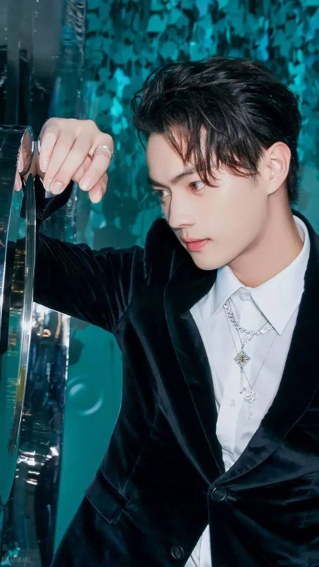 许凯的资源简直好到令人嫉妒,演了5个大ip剧的男主角,他凭什么