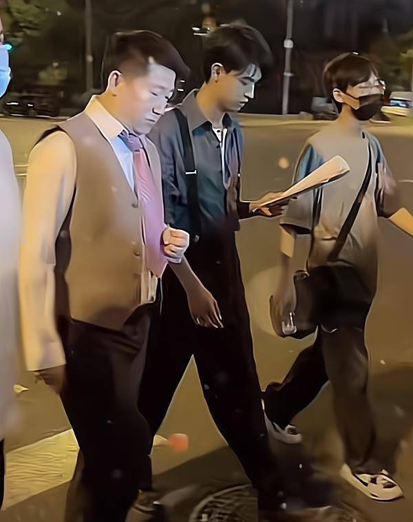 德云社郭德纲拍夜戏下班,为防止"代拍"围堵,拿摊位遮阳伞开路_李鹤东