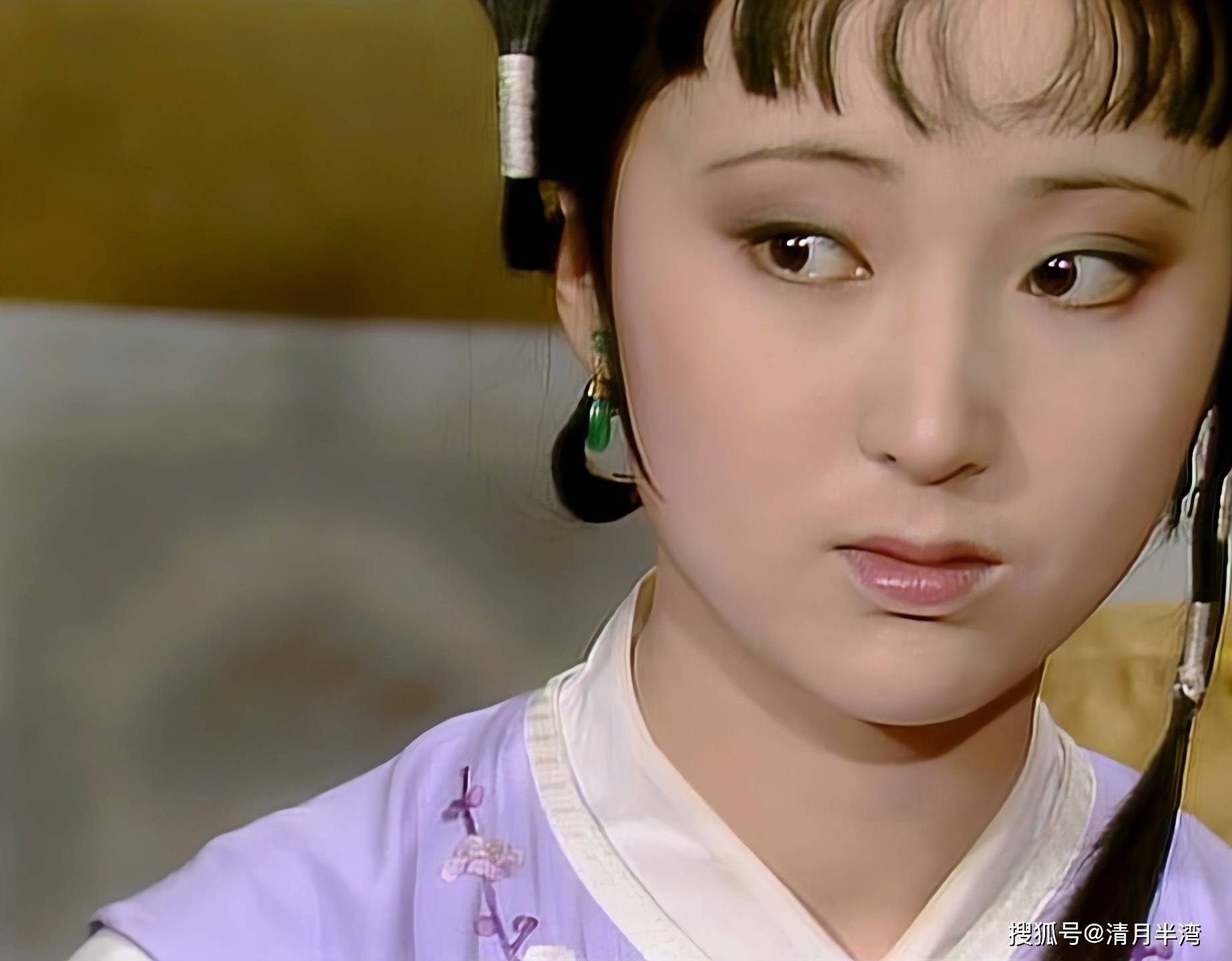 此时导演给了黛玉一个脸部特写镜头,对于二舅母口中的"混世魔王",黛玉