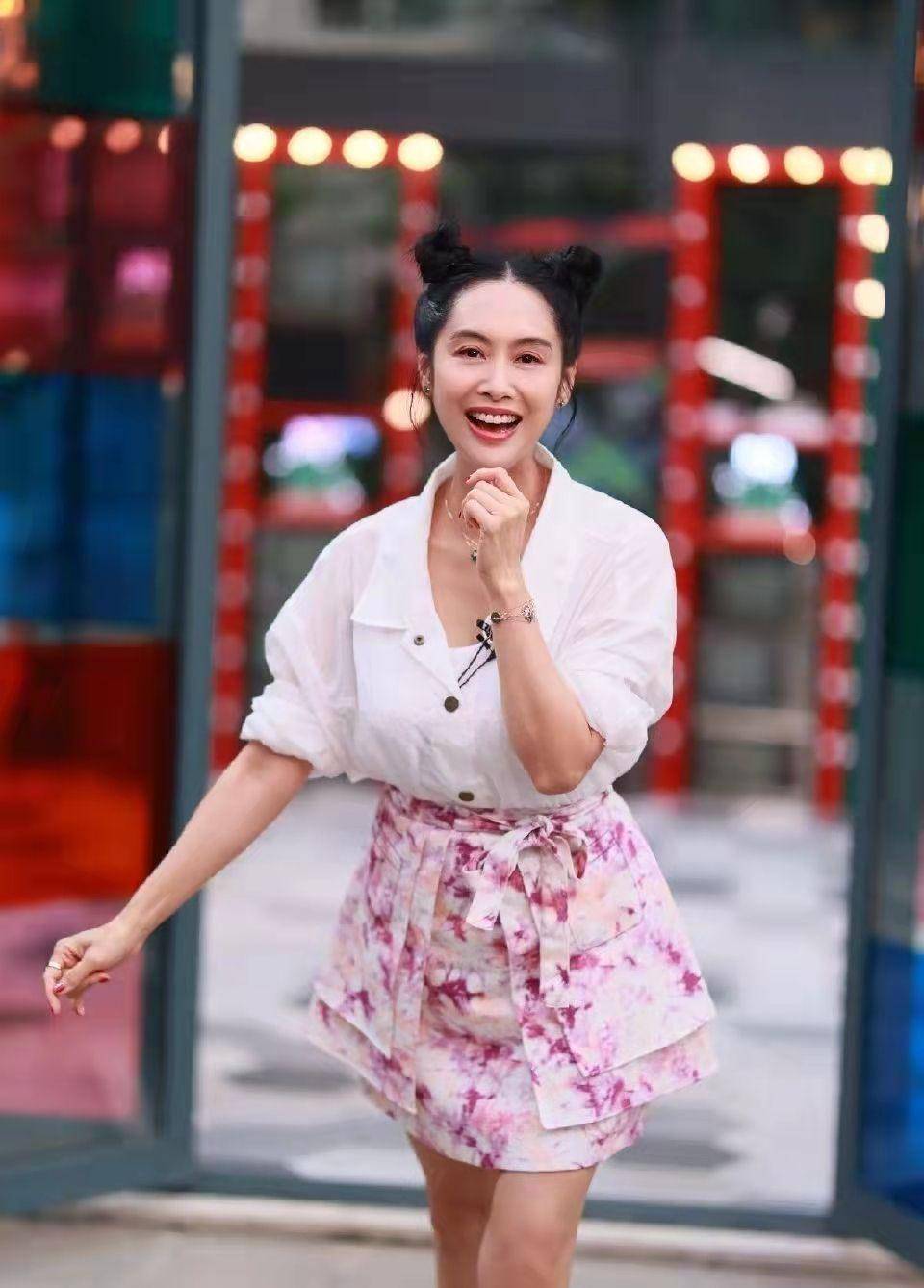 50岁朱茵依然迷人,扎丸子头穿短裙秀美腿,称赞紫霞仙子不会老_角色