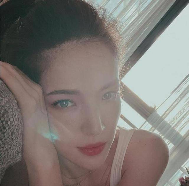 许卫宁过中秋,在红灯笼下合影留念,疑似许维宁在邱泽老家_女神_儿媳妇