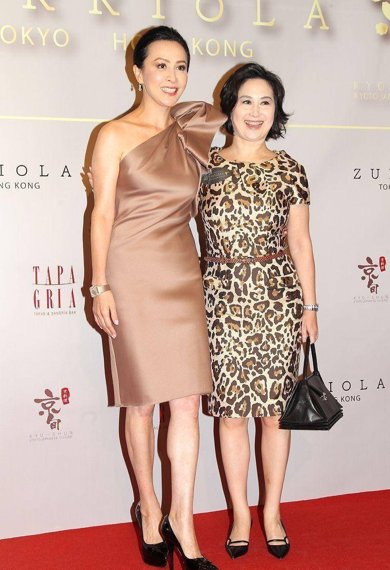 别看何超琼这么有气场,穿上透视裙照样美得很,同框成龙也不打怵_印花