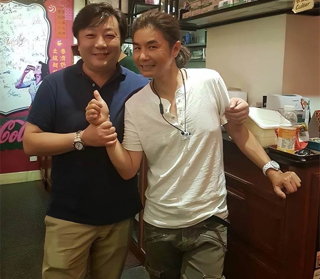 身材严重发福显油腻,转行卖灯饰不愿复出_蔡济文_生活_黄宝欣