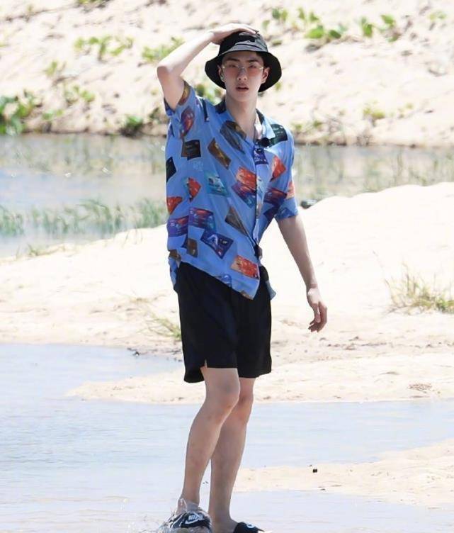 王一博海边被抓拍,当看到生图下山药腿的真实腿围,女生都要崩溃_造型