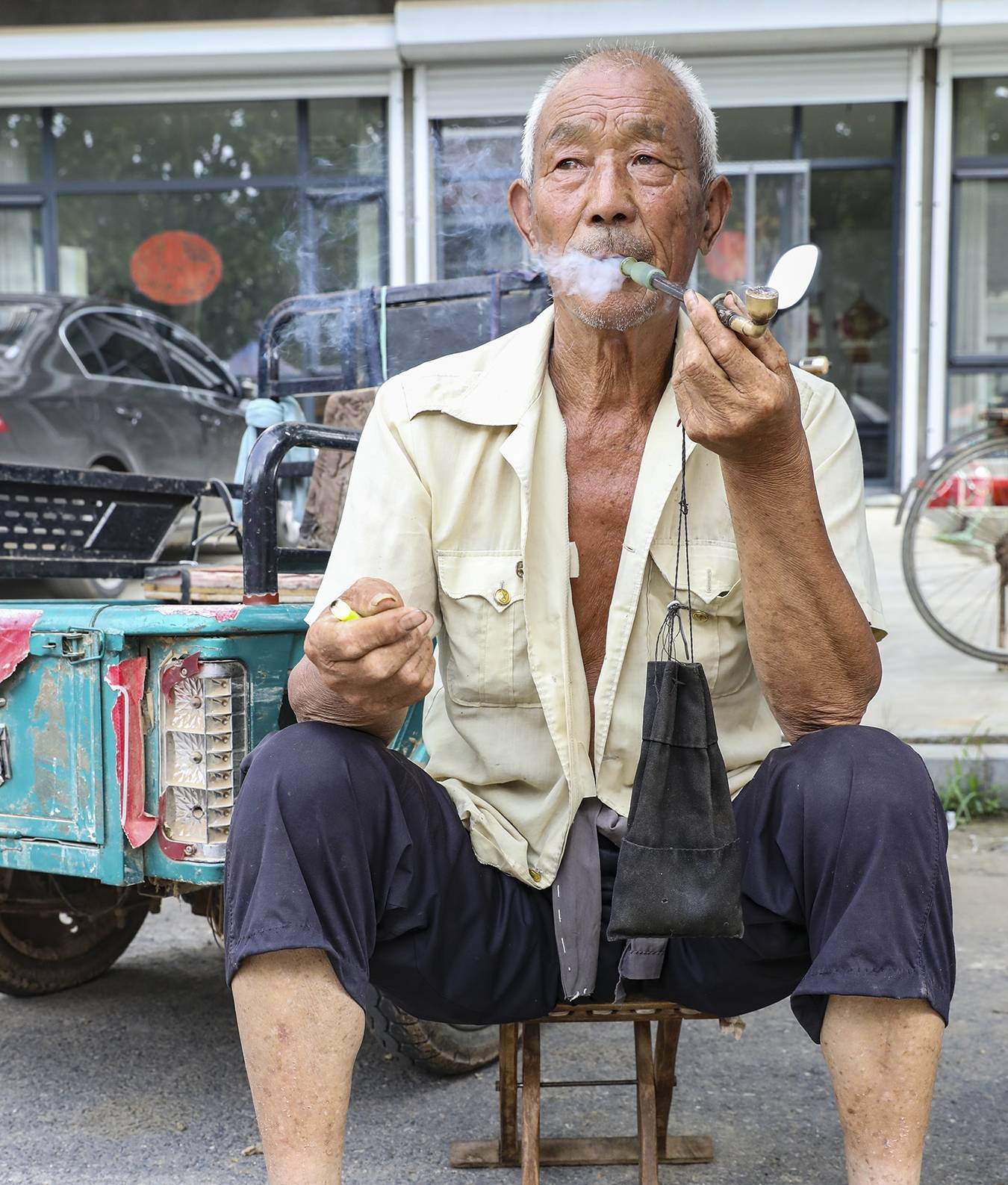 大爺抽旱菸已經有50多年了,家裡人都勸他少抽菸葉,可是大爺一直不捨得