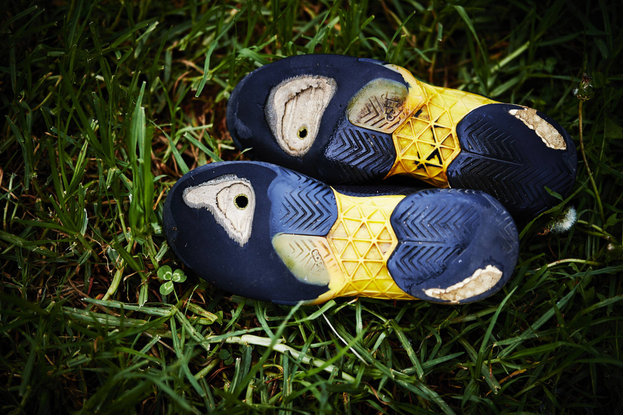 网球起毛了,还在继续打鞋底磨穿了,才舍得去换他们省吃俭用孩子们也