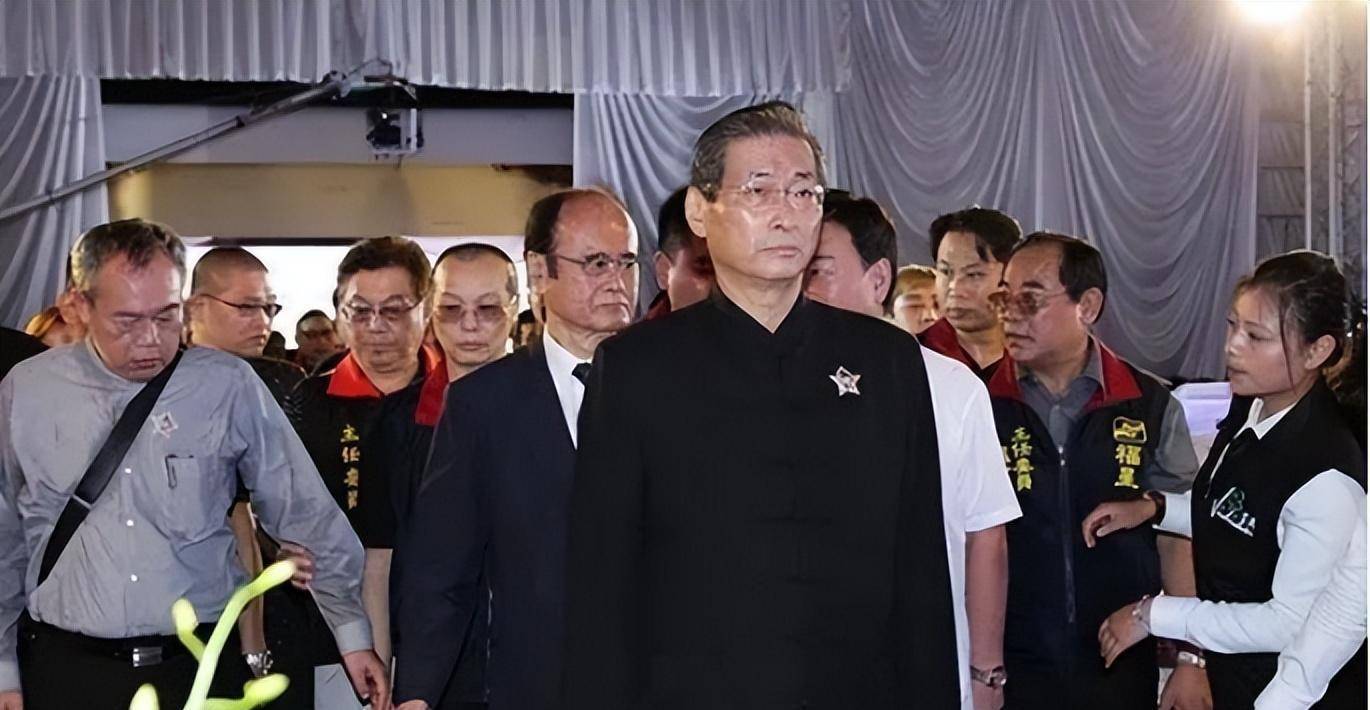 他的大佬,"竹联帮"的核心人物陈启礼带着吴敦,董桂森受命暗杀《蒋经国