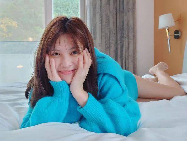 夏宇童「男友视角」近照曝!香肩美腿全露 网暴动:孙先生拍的?