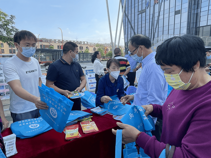 通過店內的宣傳牌讓群眾學習瞭解消防安全知識;與開遠市公交公司共同