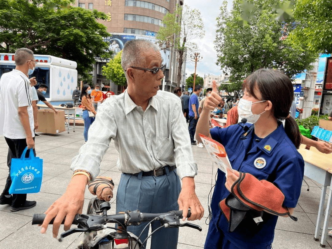 通過店內的宣傳牌讓群眾學習瞭解消防安全知識;與開遠市公交公司共同