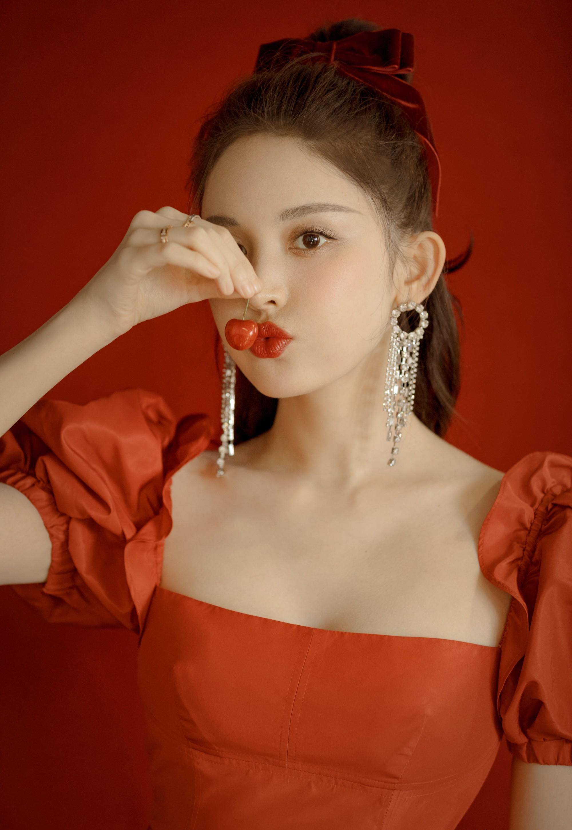 古力娜扎最新穿搭造型丨身穿红色泡泡裙和杨超越撞款,谁更似公主