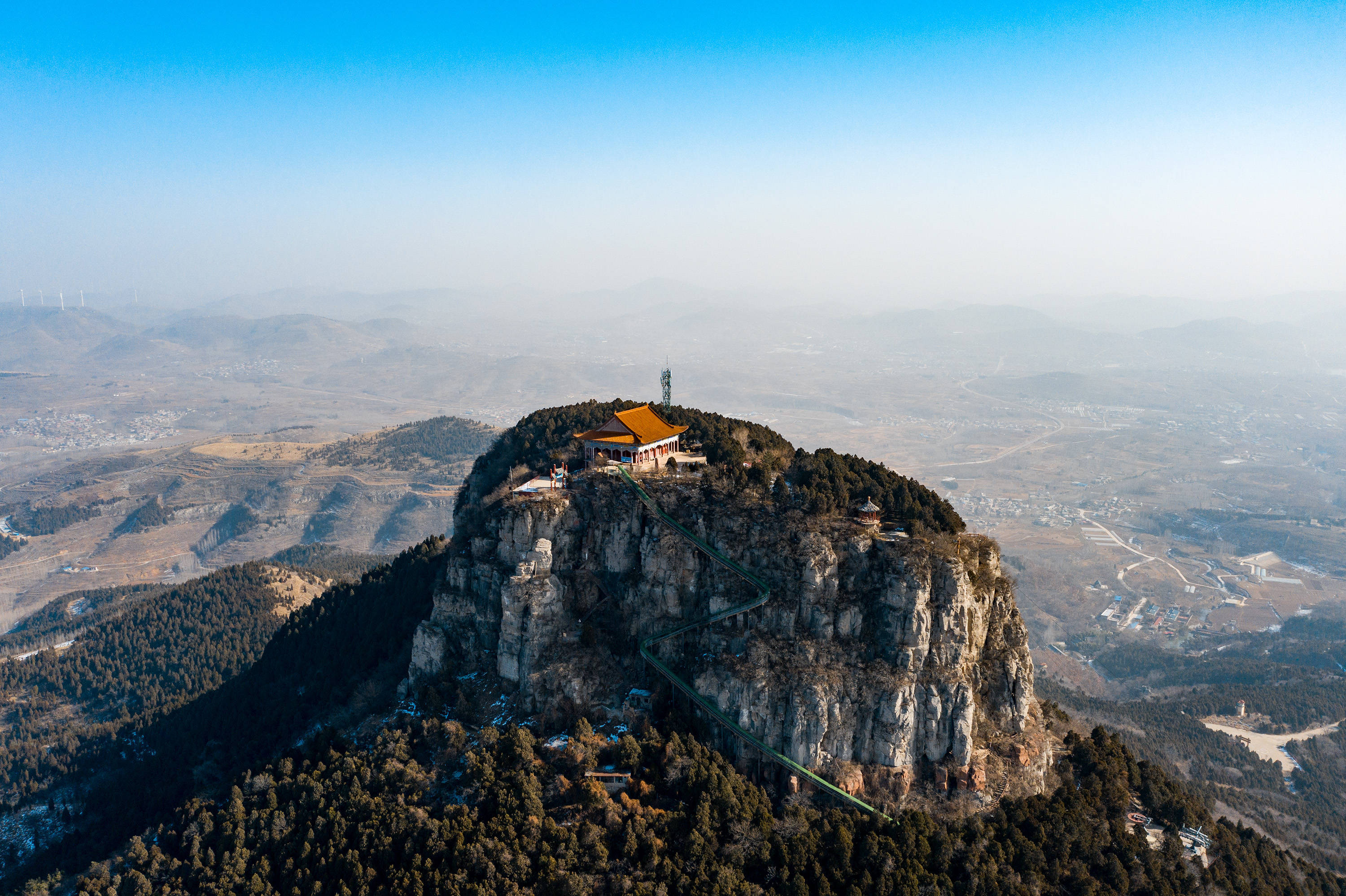 抱犊崮山型雄伟而险峻, 地质奇特,享有"天下第一崮"之美誉,山中不仅