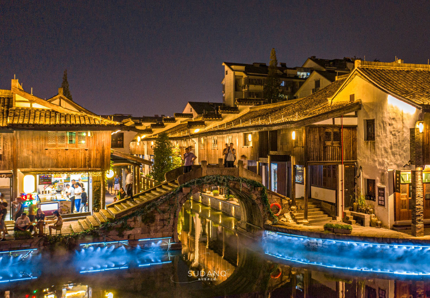 它是浙江著名的水乡集镇之一,距今2000多年历史,夜景似仙境
