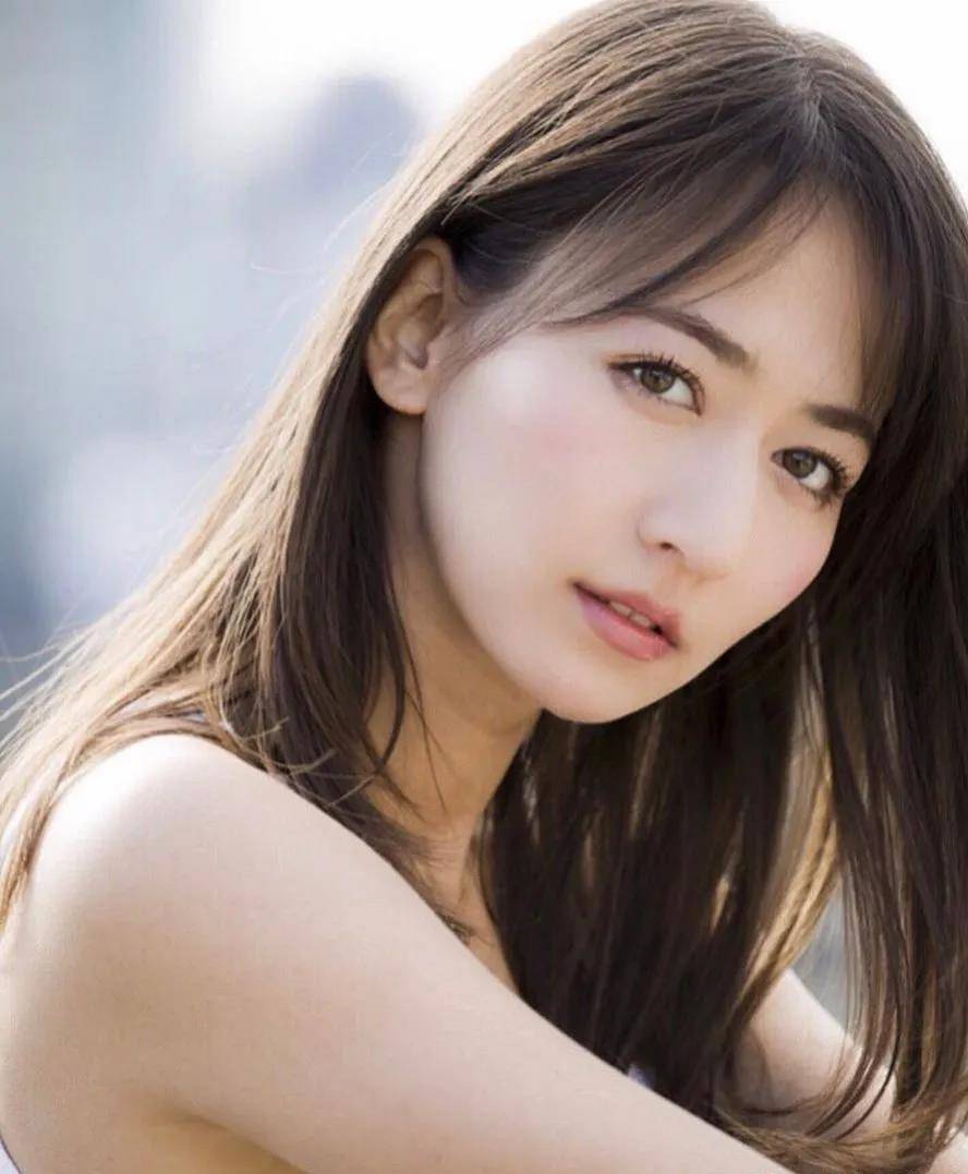 31岁混血美女宫河麻耶,拥有高挑纤细身材,4个动作练出完美翘臀_腰腹部