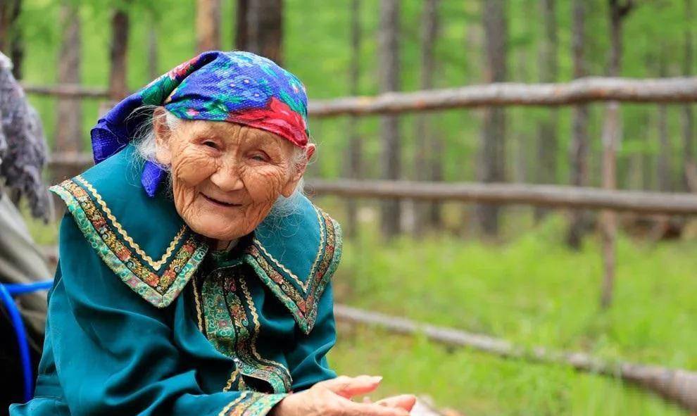 她出生于一九二零年,鄂温克族人,这个很小的民族只有二百多人,这个