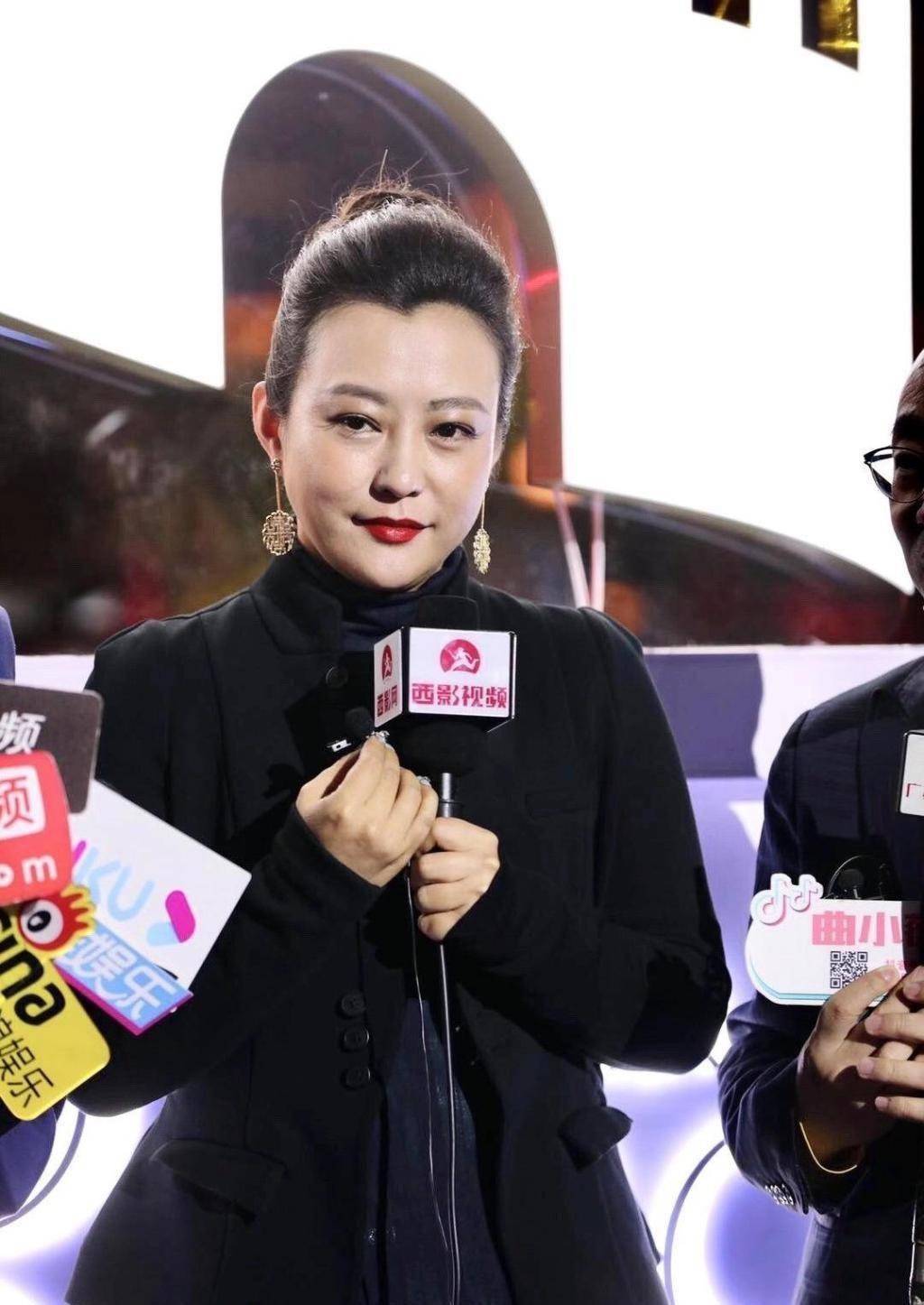 郝蕾外出被拍到,素颜上了年纪很真实,身型肥胖但没有刻意遮掩!