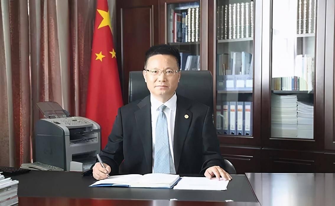 成都大学王清远发表论文300篇,女大学生献吻,努力就有收获_四川省