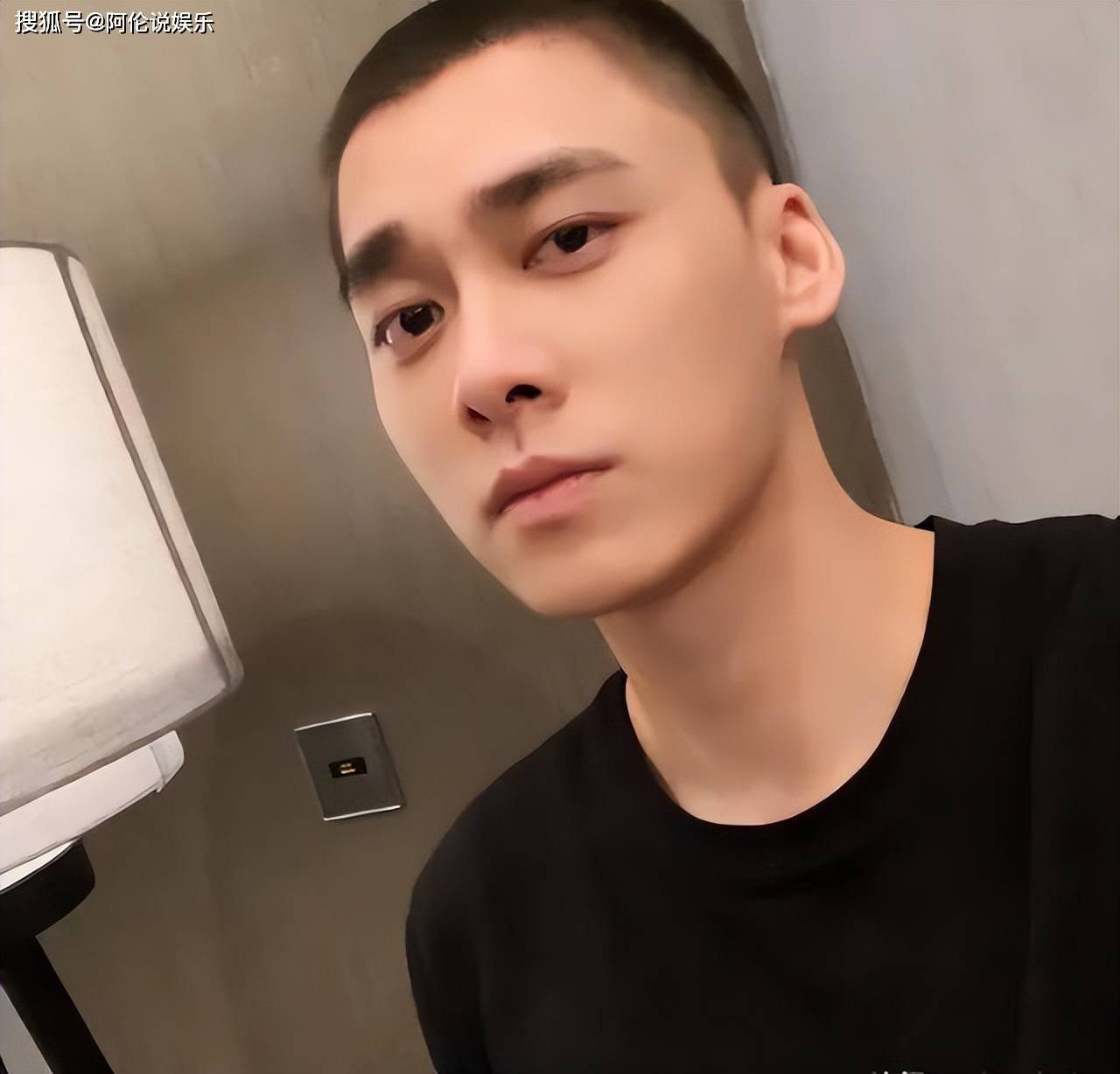 第一篇长文公布与李易峰恋爱消息后,由于没有任何截图或照片等证据