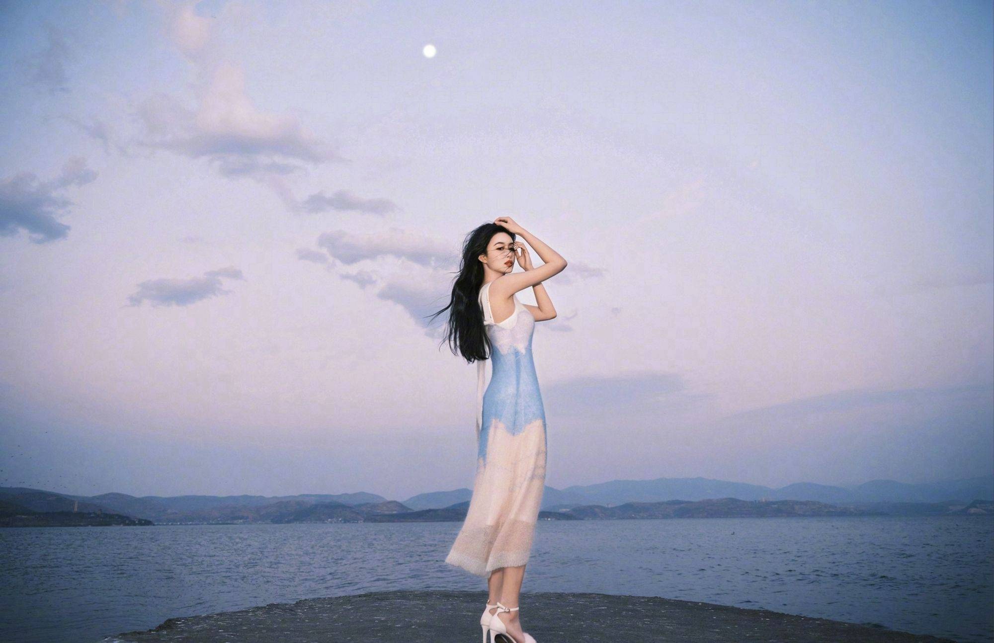 孟子义长发飘飘海边恬静写真_孟子义_长发_写真
