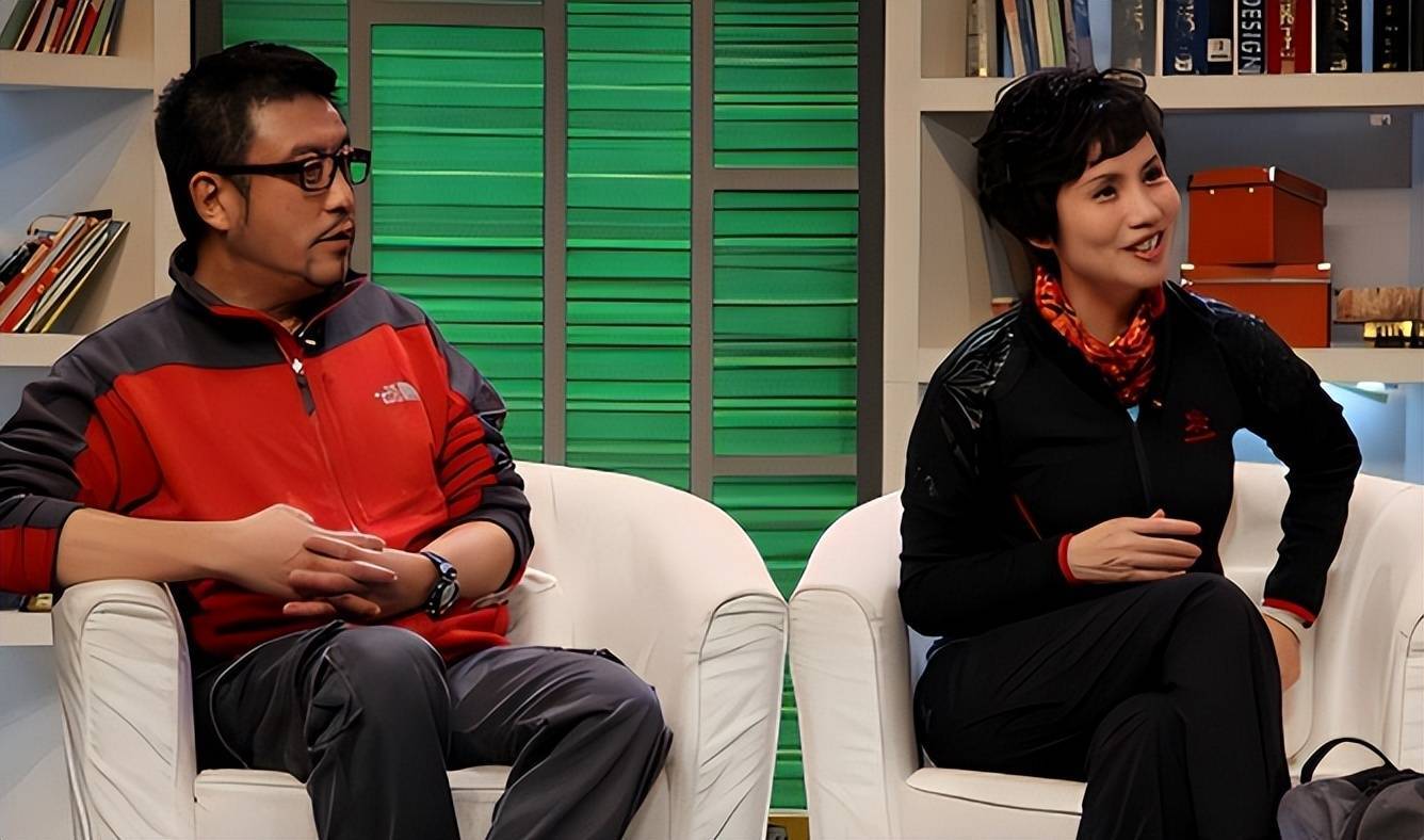 徐俐:电视知名女主持,二婚嫁评论员张天蔚,退休后返聘回电视_儿子