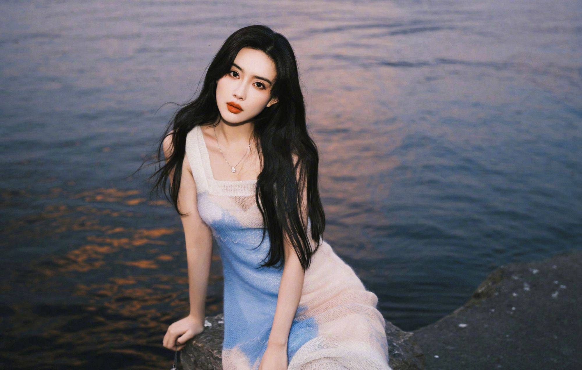 孟子义长发飘飘海边恬静写真_孟子义_长发_写真
