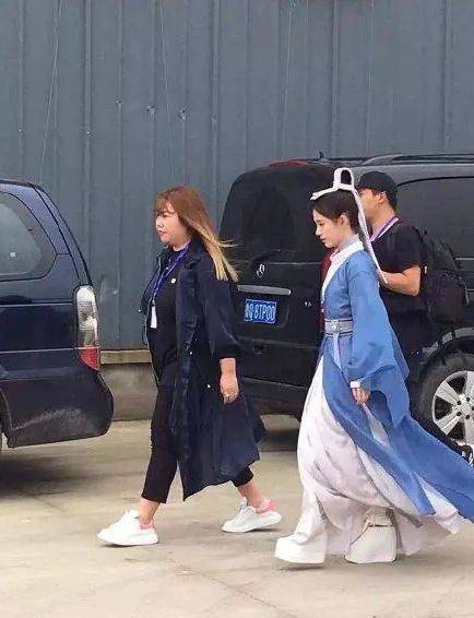 穿露肩装锁骨令人羡慕,路人生图太真实_质疑_沈月_比例