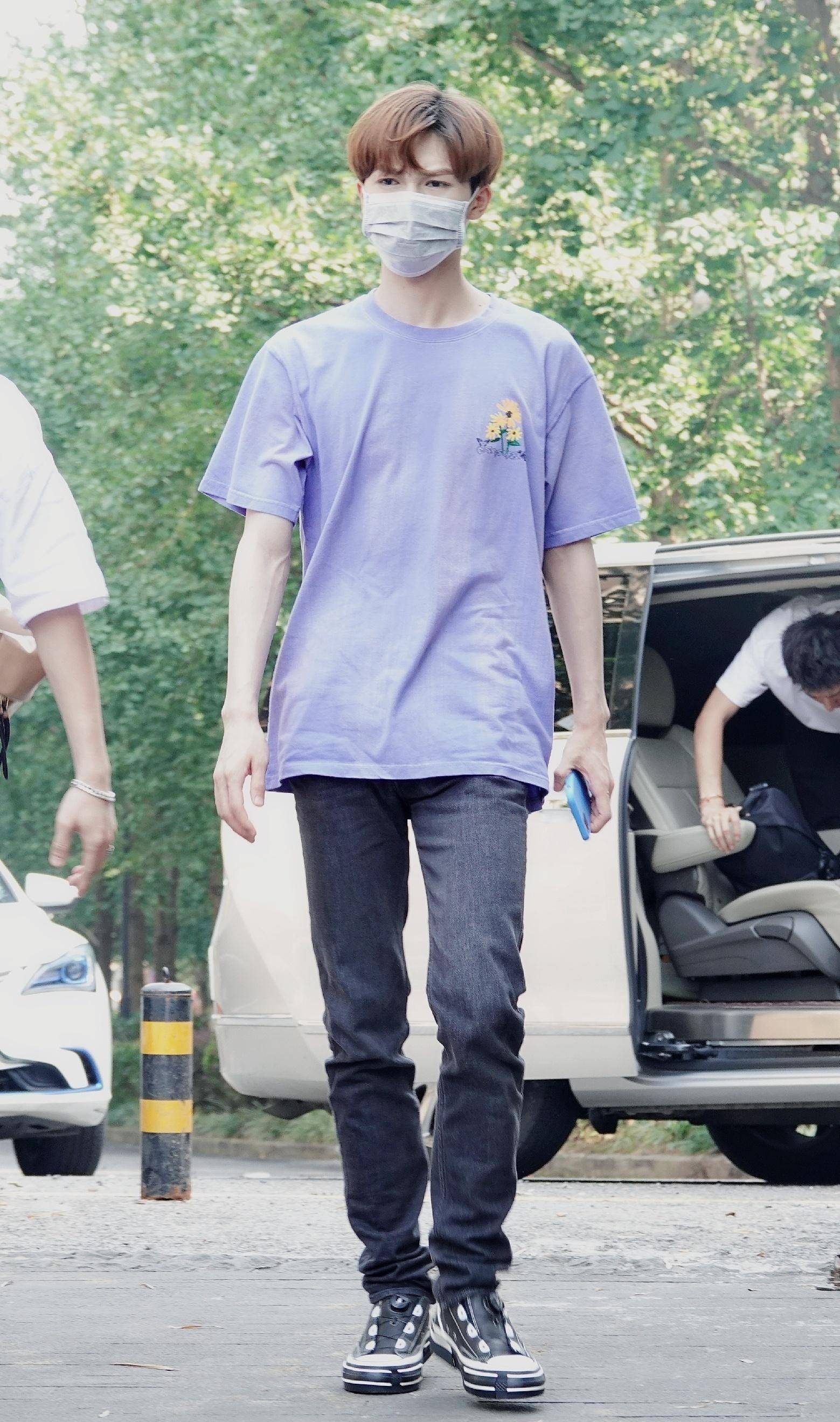 朱正廷时装秀了解一下,有这样会穿搭的衣架子爱豆,也太幸福了_衬衫