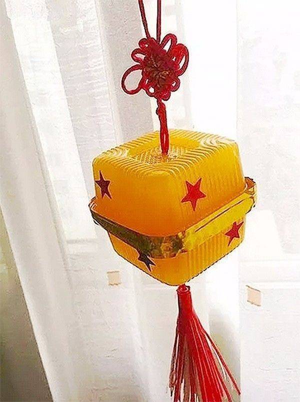 最后,把红包做成的流苏卷在绳子上,贴上贴纸,就可以提着灯笼赏月啦