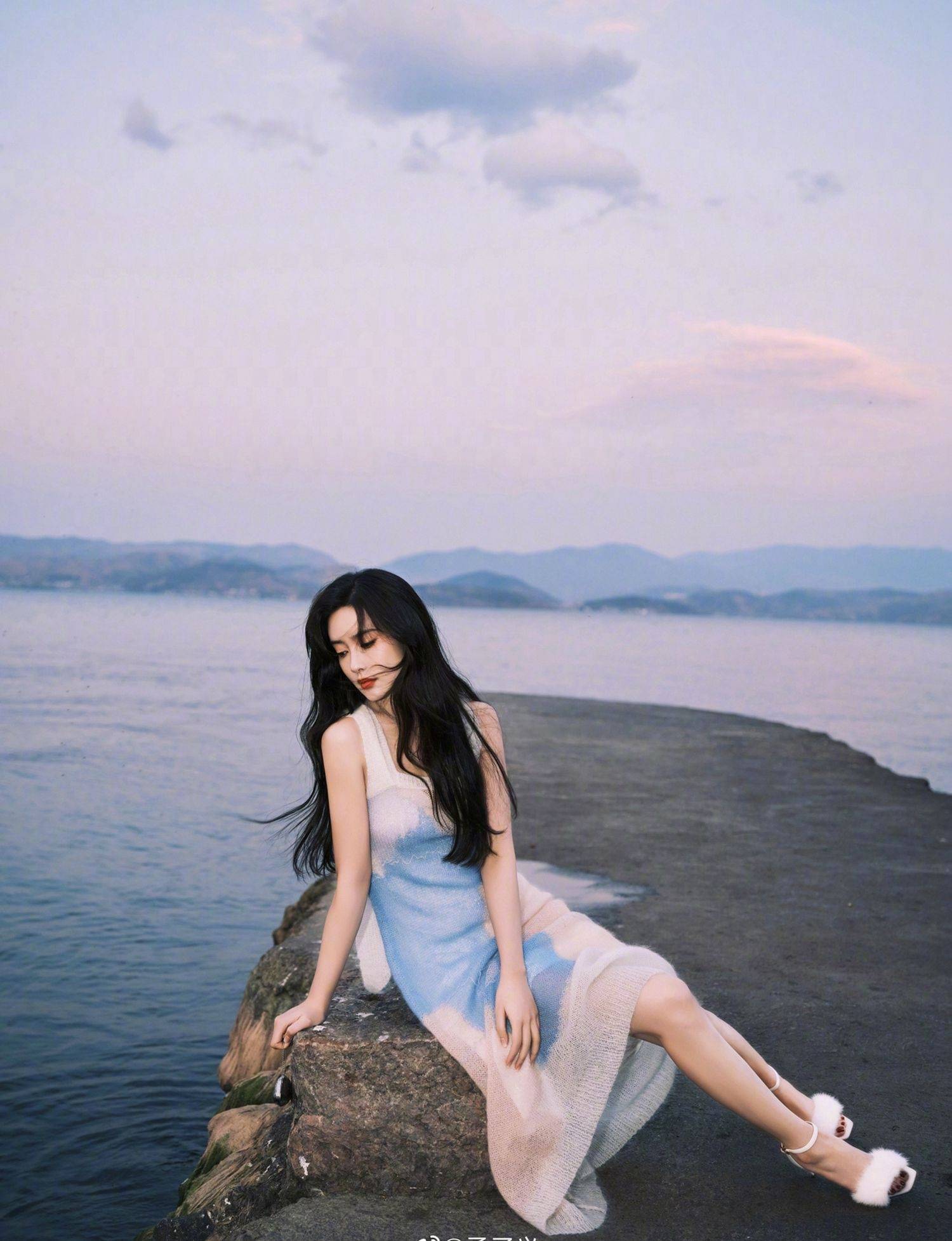 孟子义长发飘飘海边恬静写真_孟子义_长发_写真