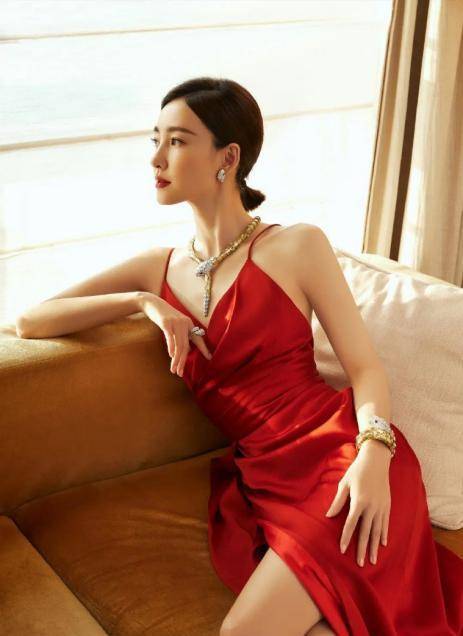"素颜女神"王丽坤真敢穿,红色深v吊带裙秀事业线,时尚不媚俗_气质