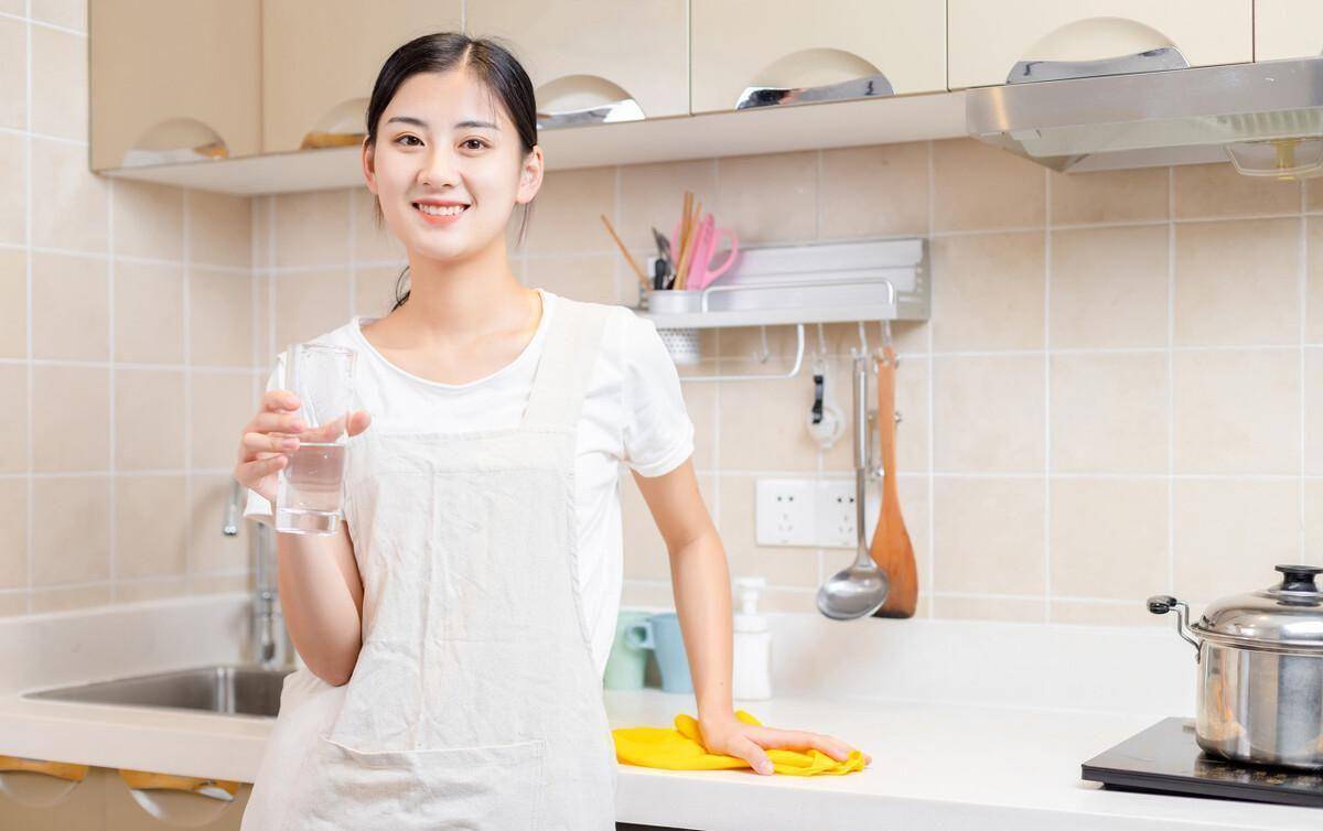 67岁雇主要求女保姆帮忙搓背,女保姆:没门,雇主:这是你该做的_工作_罗