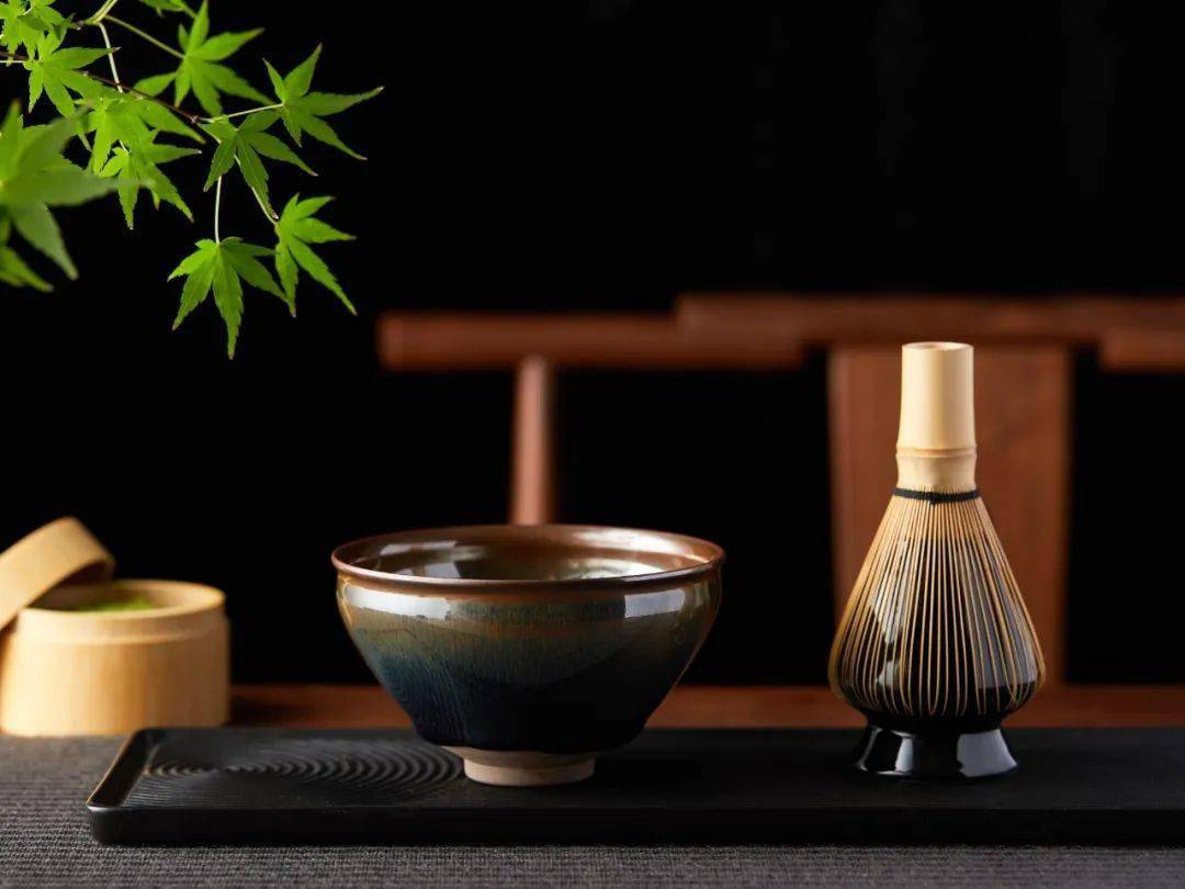 宋人点茶,尤为讲究 ,不仅茶汤要美如"疏星淡月"