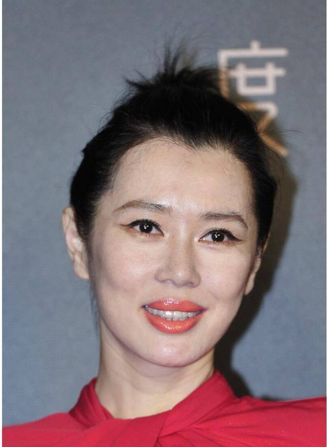 原来余男胆儿也挺肥,穿红色时尚裙走红毯,身材前水滴形镂空真惹眼