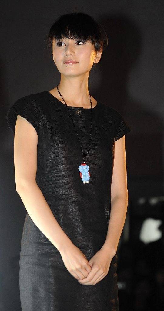 袁泉的烟熏妆还挺少见的,穿红丝袜妖娆又妩媚,吸足了目光_黑色_女性