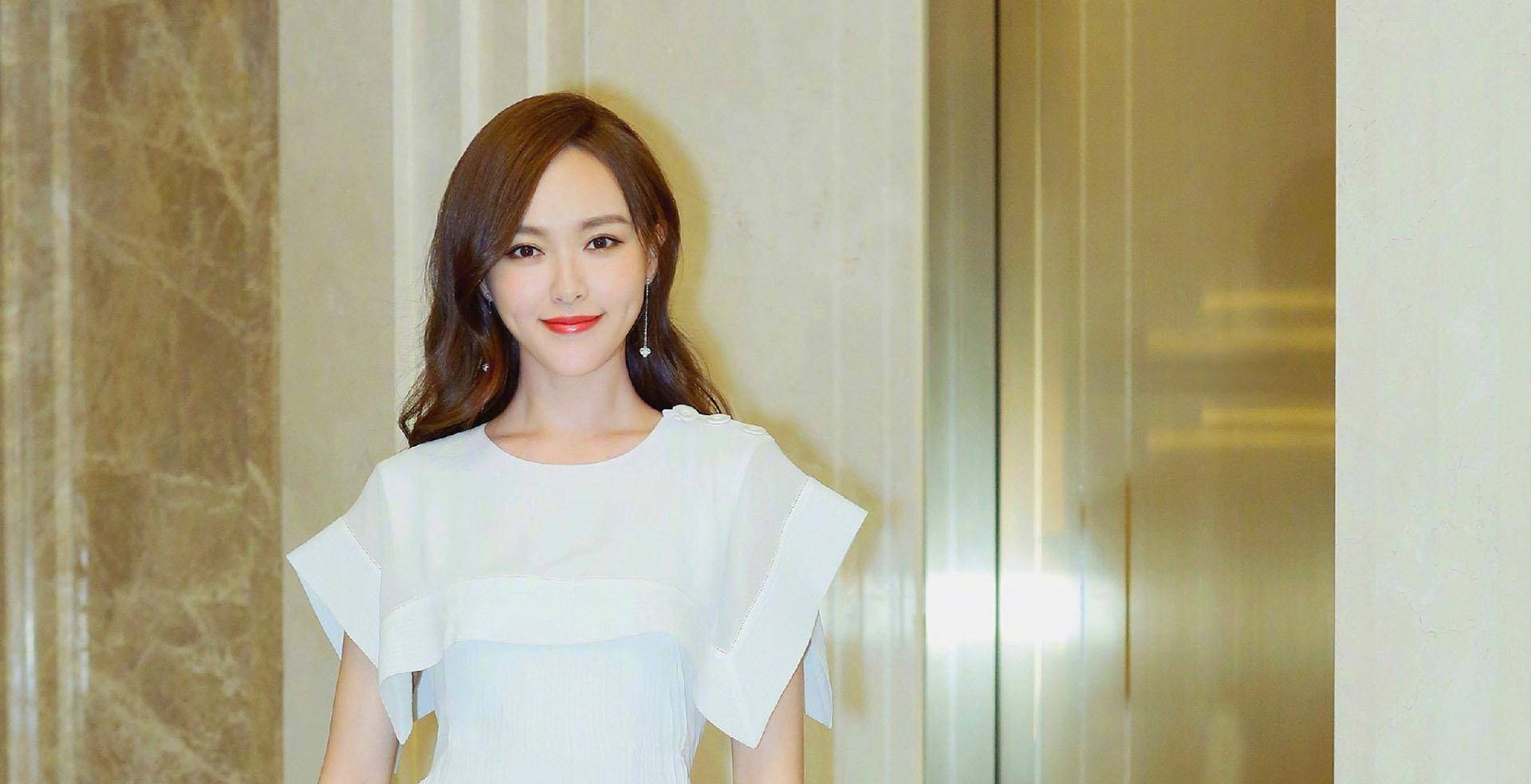 在他手下混饭吃的唐嫣,与大佬曾志伟拍火辣片之外,还留下不少辣眼的