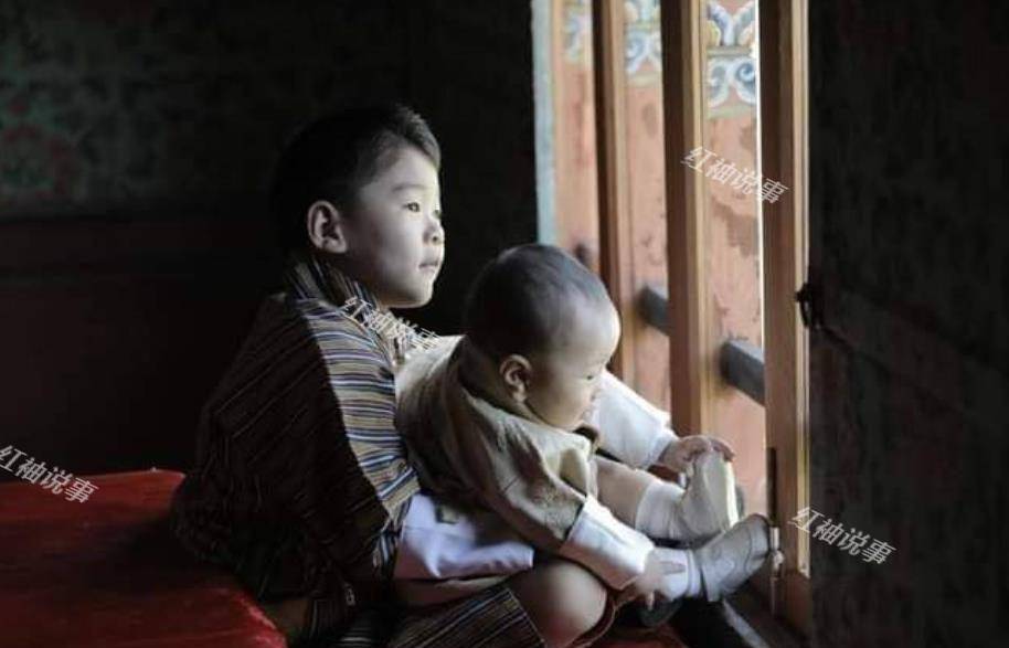 不丹二王子太好玩了！躺在哥哥怀里抠脚丫，高冷王后都被逗笑了