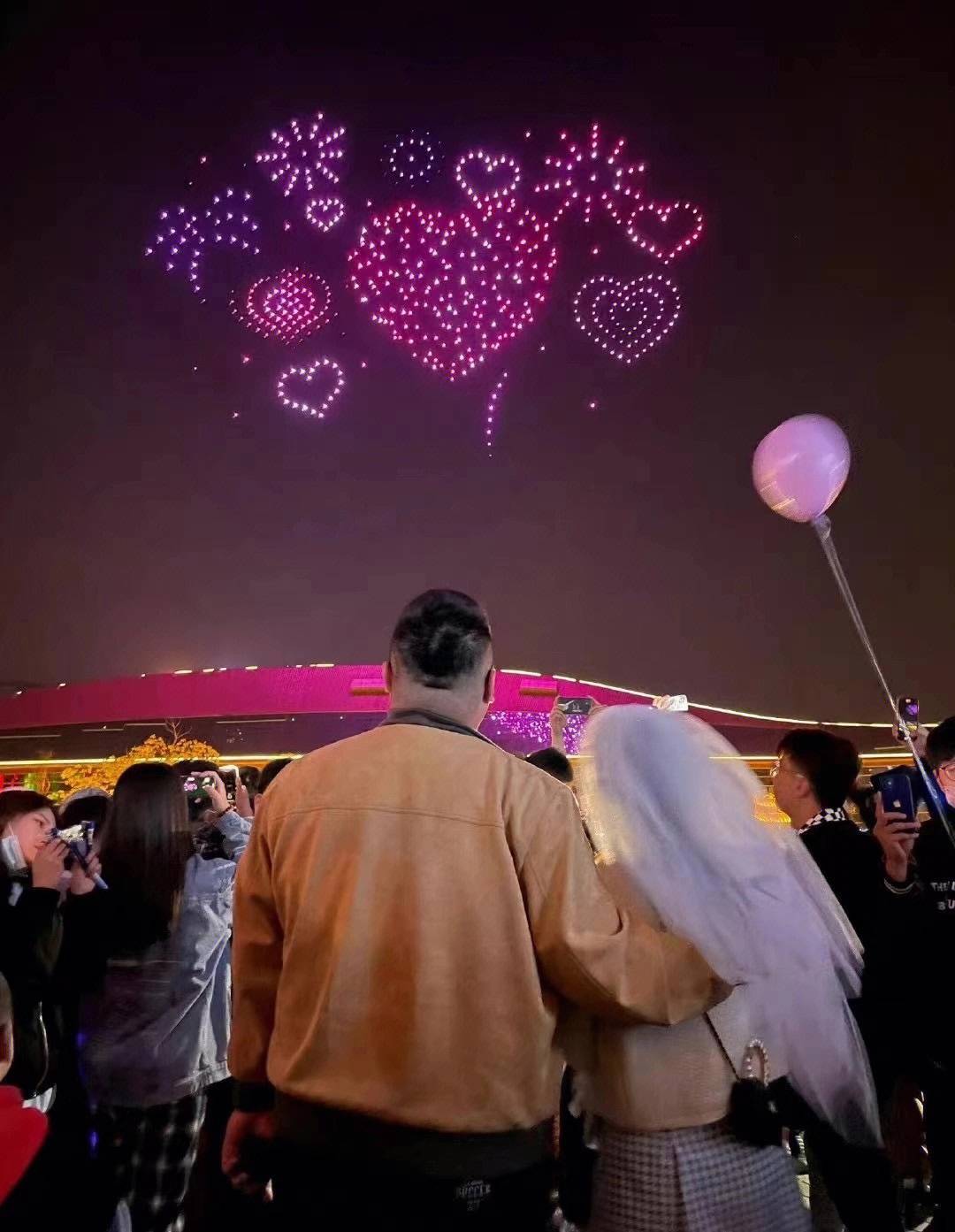 男子包数百架无人机向女友求婚_表演_仪式_游乐