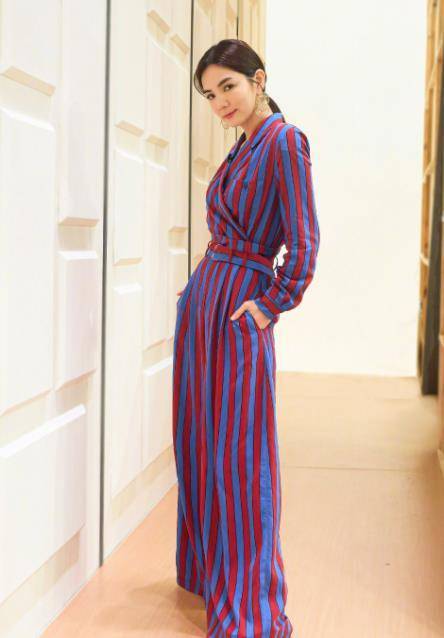 陈嘉桦摆脱"假小子"形象,一身红色西服套装干练知性,温柔太多_ella