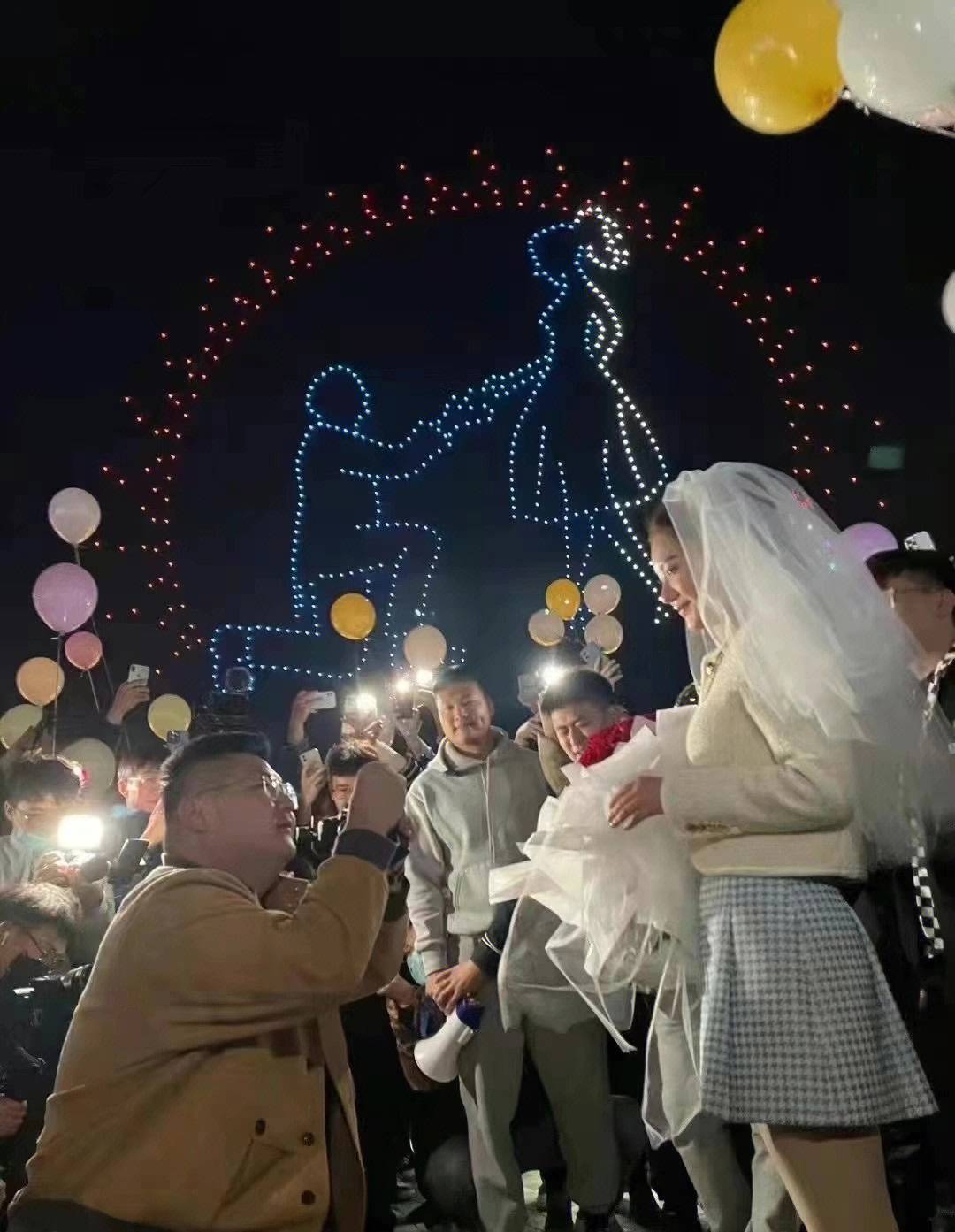 男子包数百架无人机向女友求婚_表演_仪式_游乐