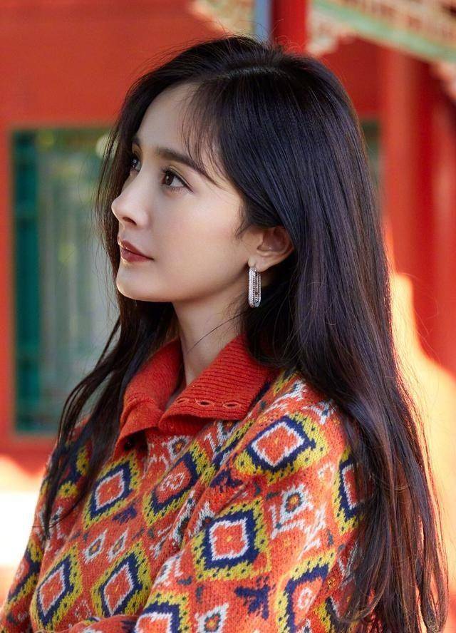 让人垂涎欲滴经常一身少女的装扮,很难让人相信杨幂是一个已经为人妻