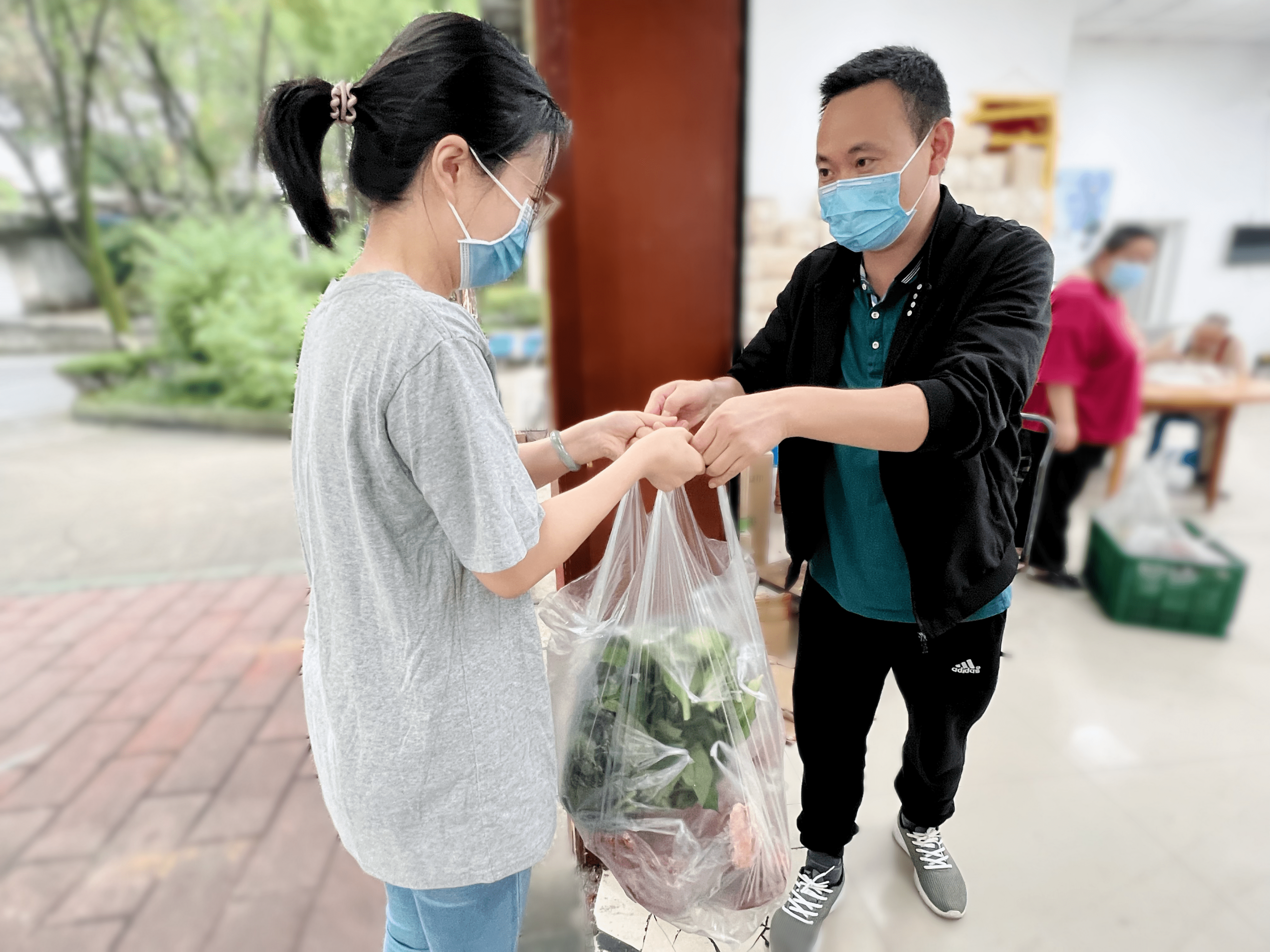 防疫这根弦不能松 成都这家医院为让员工不去市场