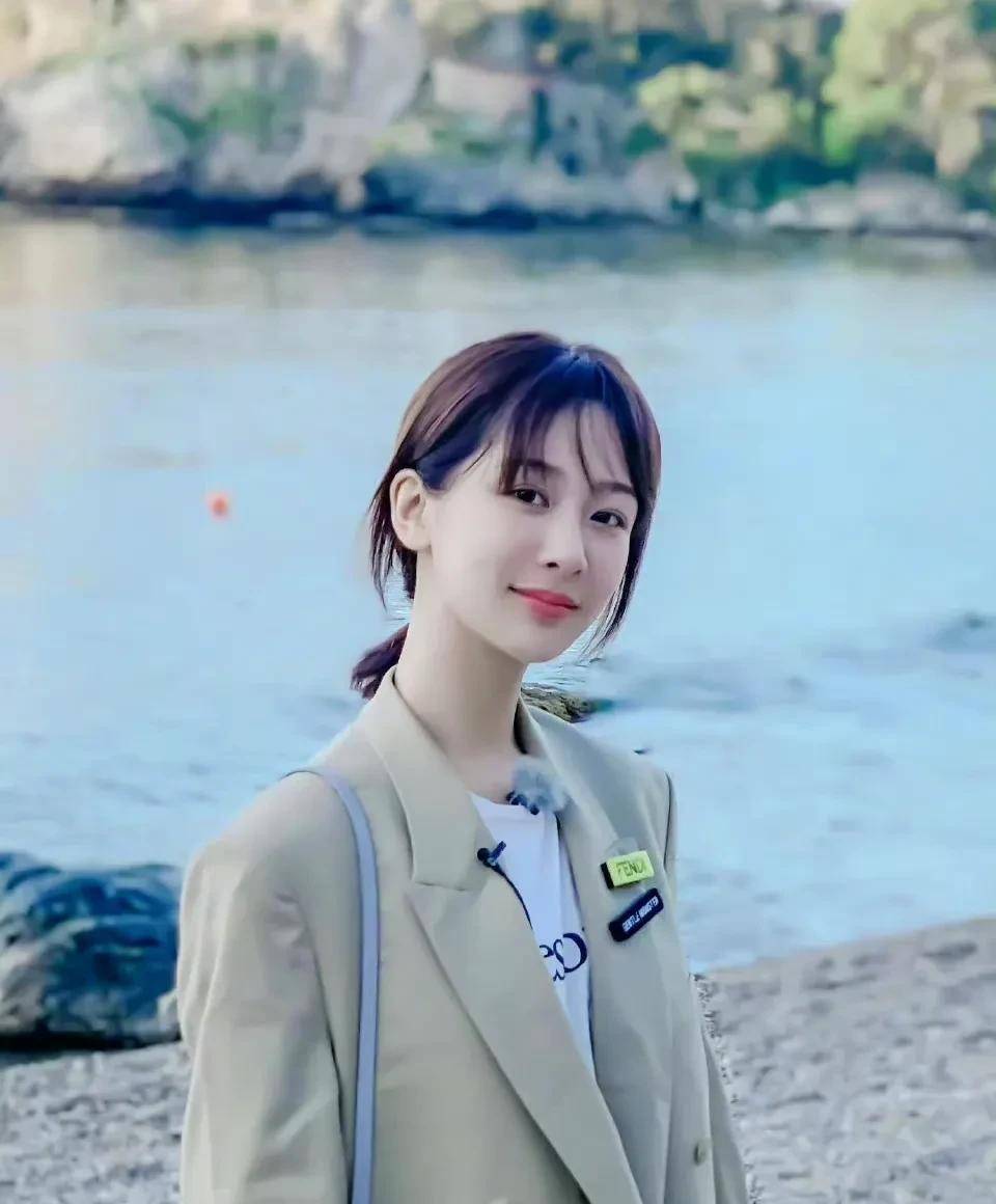 杨紫中秋节晒美照,罕见露腰出镜,被粉丝调侃"转性"了_好身材_合作