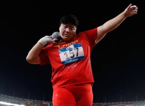 许多强迫症患者都表示自己被治愈了,在铅球界曾经的一场比赛中,有一名