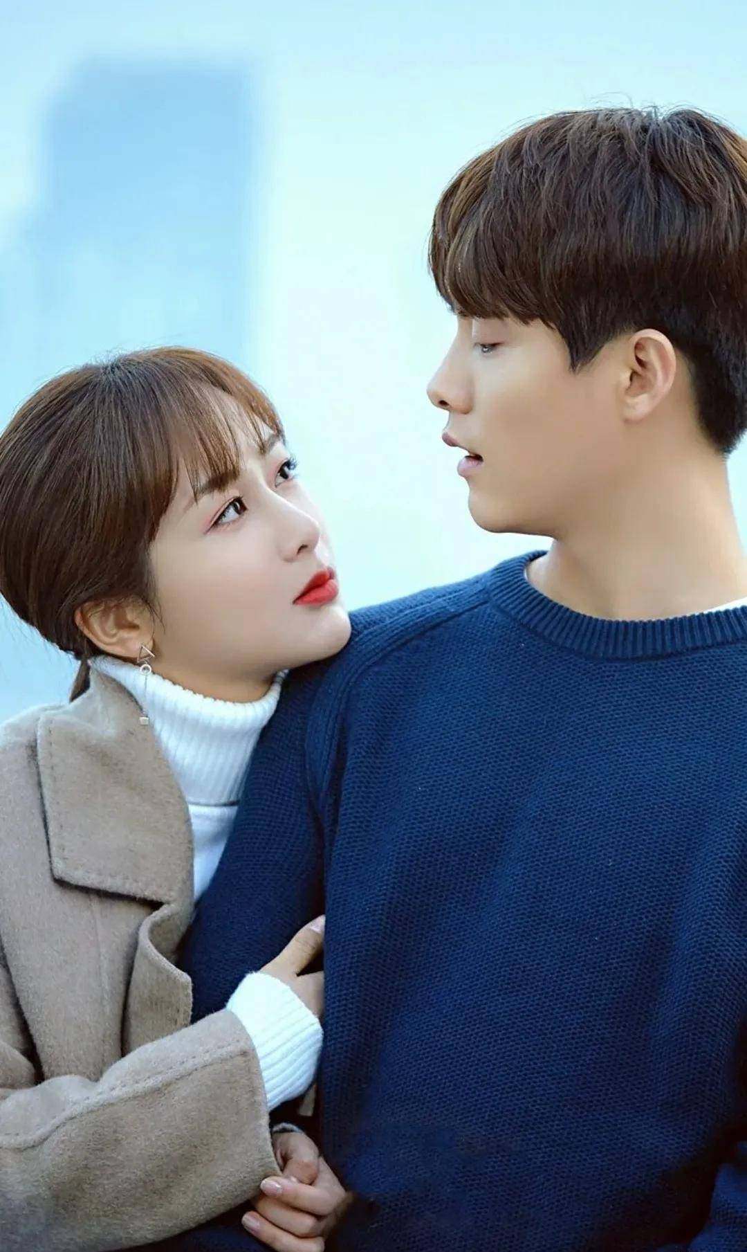 凌熙与莫格利住在了同一屋檐下,两人渐渐建立起了不一样的感情.